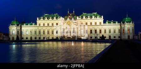 Illuminato il belvedere di Vienna di notte Foto Stock