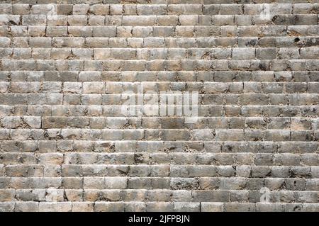 Una scala fatta di pietre grigie Foto Stock