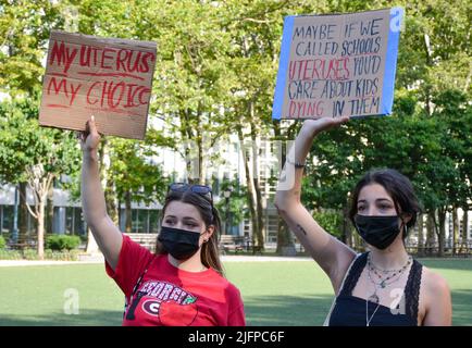 I giovani partecipanti hanno firmato al Cadman Plaza di Brooklyn per chiedere giustizia per i diritti di aborto il 4 luglio 2022. Foto Stock