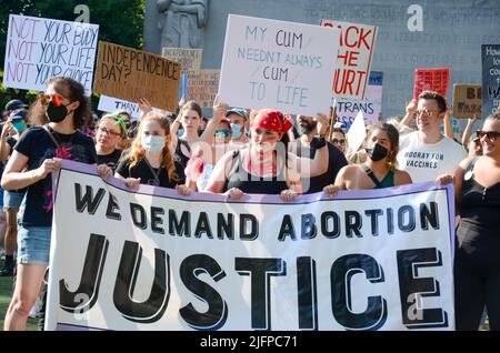 I partecipanti stanno tenendo una bandiera pro aborto prima di marciare sopra il ponte di Brooklyn a New York City per chiedere giustizia per l'aborto il 4 luglio 2022. Foto Stock