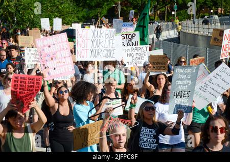 Centinaia di persone hanno dei cartelli mentre marciavano sul ponte di Brooklyn, New York City, per chiedere giustizia per l'aborto e altre questioni sociali il 4 luglio 2022. Foto Stock