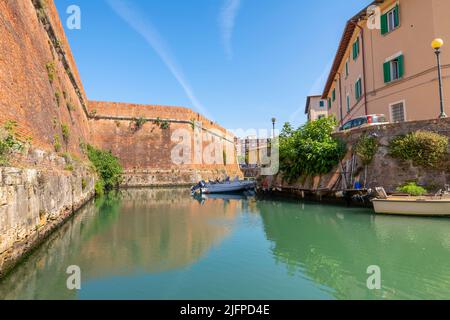 Canali esterni alle mura esterne della Fortezza Nuova o Fortezza Nuova al porto della città toscana di Livorno. Foto Stock