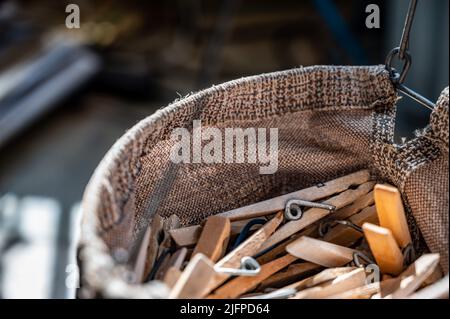 pile assortite di vecchi spilli di panni in un sacchetto utilizzato per appendere il bucato bagnato Foto Stock
