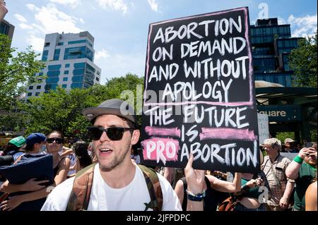 New York, Stati Uniti. 04th luglio 2022. L'uomo ha un segno dicendo "l'aborto su richiesta e senza scuse, il futuro è pro aborto” in una manifestazione dei diritti di aborto a New York City. Credit: SOPA Images Limited/Alamy Live News Foto Stock