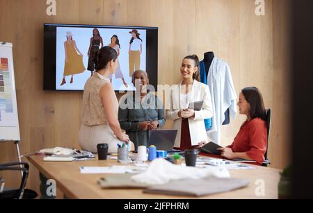 Donne che assumono il controllo del settore. Foto di un gruppo di designer femminili che lavorano in un ufficio. Foto Stock