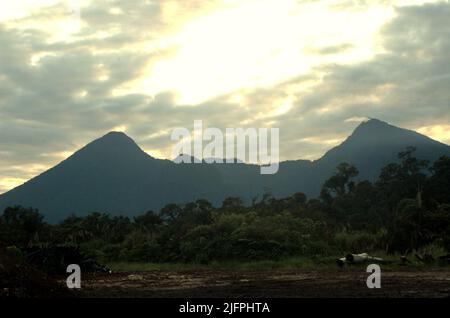 Le cime del Monte Salak sono viste dall'area geotermica di progetto di Chevron sul pendio del vulcano a Sukabumi, Giava Occidentale, Indonesia. Foto Stock