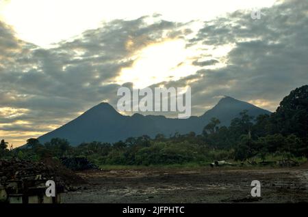 Le cime del Monte Salak sono viste dall'area geotermica di progetto di Chevron sul pendio del vulcano a Sukabumi, Giava Occidentale, Indonesia. Foto Stock