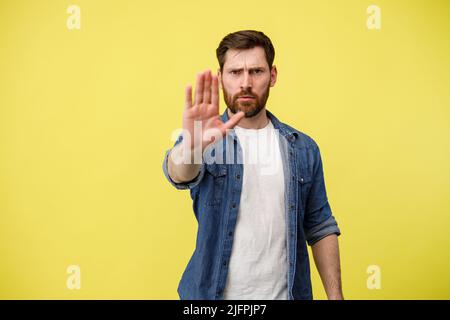 Uomo con la mano sollevata mostrando il segnale di fermare contro la discriminazione, la violenza o la protesta Foto Stock
