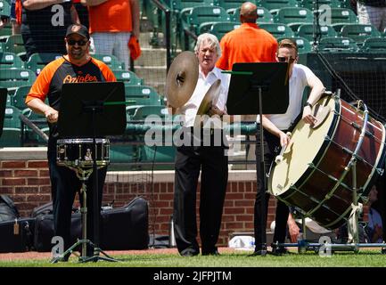 Baltimora, Stati Uniti. 04th luglio 2022. BALTIMORE, MD - 04 LUGLIO: I membri della Baltimore Symphony Orchestra suonano l'inno nazionale prima di una partita MLB tra i Baltimore Orioles e i Texas Rangers, il 04 luglio 2022, all'Orioles Park di Camden Yards, a Baltimora, Maryland. (Foto di Tony Quinn/SipaUSA) Credit: Sipa USA/Alamy Live News Foto Stock