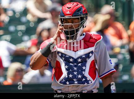 Baltimora, Stati Uniti. 04th luglio 2022. BALTIMORE, MD - 04 LUGLIO: Texas Rangers catcher Meibrys Viloria (60) durante una partita MLB tra Baltimore Orioles e Texas Rangers, il 04 luglio 2022, presso Orioles Park a Camden Yards, a Baltimora, Maryland. (Foto di Tony Quinn/SipaUSA) Credit: Sipa USA/Alamy Live News Foto Stock