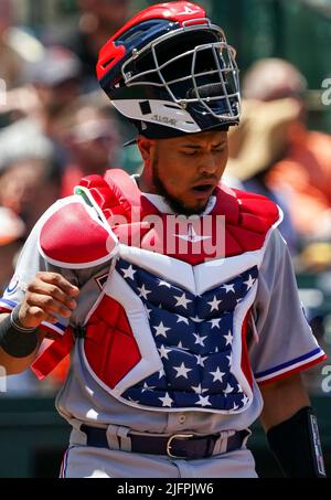 Baltimora, Stati Uniti. 04th luglio 2022. BALTIMORE, MD - 04 LUGLIO: Texas Rangers catcher Meibrys Viloria (60) durante una partita MLB tra Baltimore Orioles e Texas Rangers, il 04 luglio 2022, presso Orioles Park a Camden Yards, a Baltimora, Maryland. (Foto di Tony Quinn/SipaUSA) Credit: Sipa USA/Alamy Live News Foto Stock