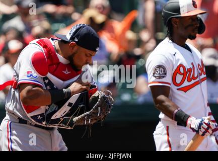 Baltimora, Stati Uniti. 04th luglio 2022. BALTIMORE, MD - 04 LUGLIO: Texas Rangers catcher Meibrys Viloria (60) durante una partita MLB tra Baltimore Orioles e Texas Rangers, il 04 luglio 2022, presso Orioles Park a Camden Yards, a Baltimora, Maryland. (Foto di Tony Quinn/SipaUSA) Credit: Sipa USA/Alamy Live News Foto Stock