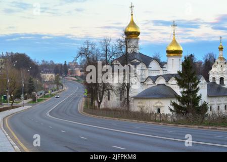 La strada alla Trinity-Sergius Lavra. Una strada vuota lungo l'Avenue dell'Armata Rossa al mattino presso la Chiesa di Pyatnitskaya. Sergiev Posad, Russ Foto Stock