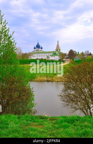 Il vecchio Cremlino sulla riva del fiume. Cattedrale della Natività della Vergine in lontananza, architettura dei secoli XIII-XVI. Suzdal, Russia, 20 Foto Stock