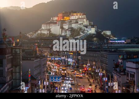 Lhasa, Tibet, Cina - 5 luglio 2022: Potala Palace al tramonto a Lhasa Foto Stock