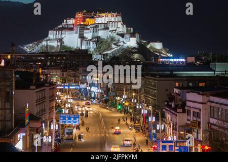 Lhasa, Tibet, Cina - 5 luglio 2022: Potala Palace di notte a Lhasa Foto Stock