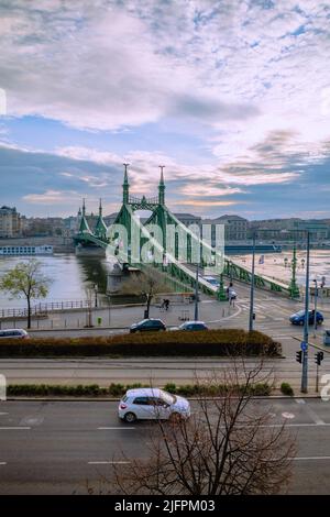 Budapest, Ungheria - 5 aprile 2022: Ponte della libertà al mattino Foto Stock