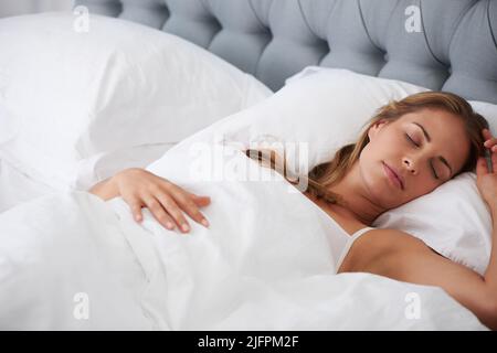 Il sonno non ha bisogno di spiegazioni ed è la sua scusa. Scatto di una donna addormentata a letto a casa. Foto Stock