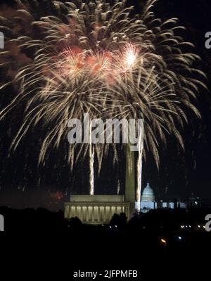 Washington, Stati Uniti. 04th luglio 2022. I fuochi d'artificio passano sopra il National Mall mentre la gente festeggia il giorno dell'Indipendenza 246th dell'America al memoriale di Iwo Jima ad Arlington, VA il lunedì 4 luglio 2022. Il National Park Service e altri collaboratori hanno ospitato la mostra di fuochi d'artificio della durata di 35 minuti. Foto di Bonnie Cash/UPI Credit: UPI/Alamy Live News Foto Stock