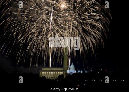 Washington, Stati Uniti. 04th luglio 2022. I fuochi d'artificio passano sopra il National Mall mentre la gente festeggia il giorno dell'Indipendenza 246th dell'America al memoriale di Iwo Jima ad Arlington, VA il lunedì 4 luglio 2022. Il National Park Service e altri collaboratori hanno ospitato la mostra di fuochi d'artificio della durata di 35 minuti. Foto di Bonnie Cash/UPI Credit: UPI/Alamy Live News Foto Stock