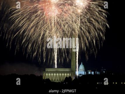 Washington, Stati Uniti. 04th luglio 2022. I fuochi d'artificio passano sopra il National Mall mentre la gente festeggia il giorno dell'Indipendenza 246th dell'America al memoriale di Iwo Jima ad Arlington, VA il lunedì 4 luglio 2022. Il National Park Service e altri collaboratori hanno ospitato la mostra di fuochi d'artificio della durata di 35 minuti. Foto di Bonnie Cash/UPI Credit: UPI/Alamy Live News Foto Stock