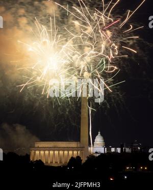 Washington, Stati Uniti. 04th luglio 2022. I fuochi d'artificio passano sopra il National Mall mentre la gente festeggia il giorno dell'Indipendenza 246th dell'America al memoriale di Iwo Jima ad Arlington, VA il lunedì 4 luglio 2022. Il National Park Service e altri collaboratori hanno ospitato la mostra di fuochi d'artificio della durata di 35 minuti. Foto di Bonnie Cash/UPI Credit: UPI/Alamy Live News Foto Stock