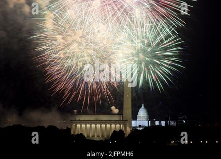 Washington, Stati Uniti. 04th luglio 2022. I fuochi d'artificio passano sopra il National Mall mentre la gente festeggia il giorno dell'Indipendenza 246th dell'America al memoriale di Iwo Jima ad Arlington, VA il lunedì 4 luglio 2022. Il National Park Service e altri collaboratori hanno ospitato la mostra di fuochi d'artificio della durata di 35 minuti. Foto di Bonnie Cash/UPI Credit: UPI/Alamy Live News Foto Stock