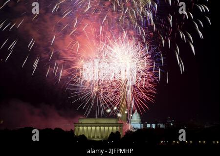 Washington, Stati Uniti. 04th luglio 2022. I fuochi d'artificio passano sopra il National Mall mentre la gente festeggia il giorno dell'Indipendenza 246th dell'America al memoriale di Iwo Jima ad Arlington, VA il lunedì 4 luglio 2022. Il National Park Service e altri collaboratori hanno ospitato la mostra di fuochi d'artificio della durata di 35 minuti. Foto di Bonnie Cash/UPI Credit: UPI/Alamy Live News Foto Stock