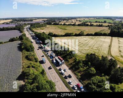 Colchester, Regno Unito. 04th luglio 2022. (NOTA DEI REDATTORI: Immagine scattata con drone) il traffico è bloccato lungo il A12 tra Colchester e Chelmsford come manifestanti stadio una protesta andare lento contro il costo crescente di carburante. (Foto di Edward Crawford/SOPA Images/Sipa USA) Credit: Sipa USA/Alamy Live News Foto Stock