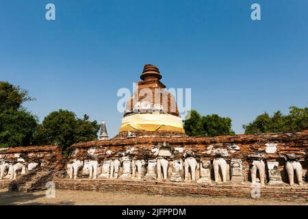 Autthaya Historical Park, Wat Maheyong, Chedi (stupa), statue di elefanti, Ayutthaya, Thailandia, Asia sudorientale, Asia Foto Stock