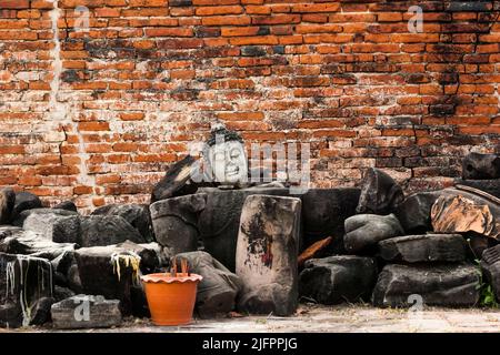 Autthaya Historical Park, Wat Phuthai Sawan (Phuthaisawa), statua del Buddha danneggiato, Ayutthaya, Thailandia, Sud-est asiatico, Asia Foto Stock