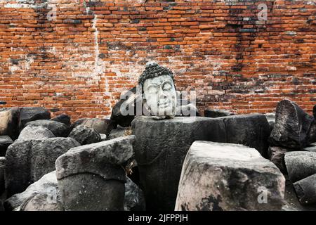 Autthaya Historical Park, Wat Phuthai Sawan (Phuthaisawa), statua del Buddha danneggiato, Ayutthaya, Thailandia, Sud-est asiatico, Asia Foto Stock