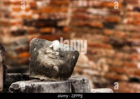 Autthaya Historical Park, Wat Phuthai Sawan (Phuthaisawa), statua del Buddha danneggiato, Ayutthaya, Thailandia, Sud-est asiatico, Asia Foto Stock