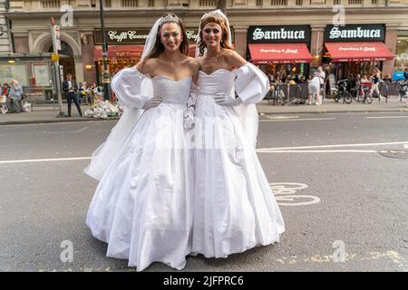 Londra, Regno Unito. 02nd luglio 2022. Due spose posano per una fotografia durante l'evento Pride. Orgoglio degli spettacoli teatrale di Trafalgar Square a Londra e dei partecipanti al Pride. (Foto di Bonnie Britain/SOPA Images/Sipa USA) Credit: Sipa USA/Alamy Live News Foto Stock