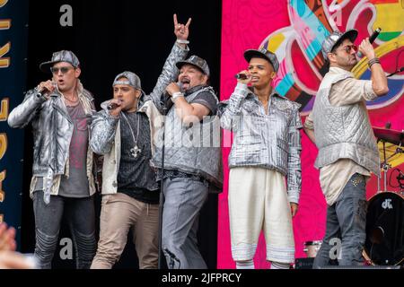 Londra, Regno Unito. 02nd luglio 2022. Il cast di '& Juliet the West End Musical, in costume completo come 'De Bois Band' si esibisce sul palco a Trafalgar Square durante l'apertura dell'evento Pride a Londra. Orgoglio degli spettacoli teatrale di Trafalgar Square a Londra e dei partecipanti al Pride. (Foto di Bonnie Britain/SOPA Images/Sipa USA) Credit: Sipa USA/Alamy Live News Foto Stock