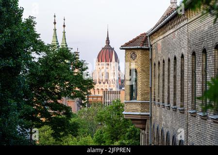 Vista della cupola del parlamento ungherese vista da Buda Foto Stock