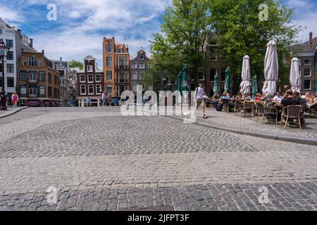 Amsterdam, Paesi Bassi - 21 giugno 2022: Vecchio ponte nel centro di Amsterdam Foto Stock