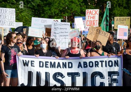 New York, Stati Uniti. 04th luglio 2022. Vari gruppi di attivisti marciano sul ponte di Brooklyn a New York per chiedere giustizia per aborto, ambiente, vita nera il 4 luglio 2022. (Foto di Ryan Rahman/Pacific Press) Credit: Pacific Press Media Production Corp./Alamy Live News Foto Stock