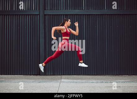 Tutto sulla corsa. Scatto a tutta lunghezza di un'atleta giovane e attraente che corre all'aperto. Foto Stock