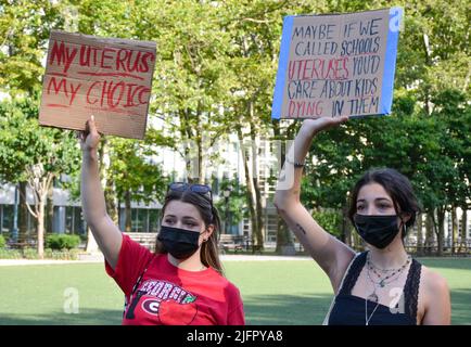 New York, New York, Stati Uniti. 4th luglio 2022. I giovani partecipanti hanno firmato al Cadman Plaza di Brooklyn per chiedere giustizia per i diritti di aborto il 4 luglio 2022. (Credit Image: © Ryan Rahman/Pacific Press via ZUMA Press Wire) Foto Stock