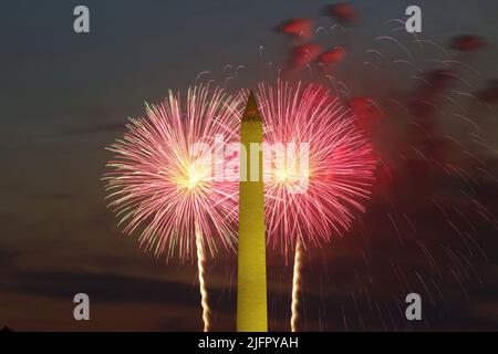 I colorati fuochi d'artificio del giorno dell'Indipendenza esplodono dietro il Washington Monument. Foto Stock