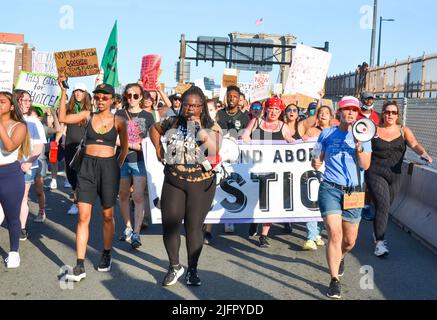 New York, New York, Stati Uniti. 4th luglio 2022. Vari gruppi di attivisti si sono riuniti a Cadman Plaza e hanno marciato sopra il ponte di Brooklyn a New York City per chiedere giustizia per aborto, ambiente, vita nera il 4 luglio 2022. (Credit Image: © Ryan Rahman/Pacific Press via ZUMA Press Wire) Foto Stock