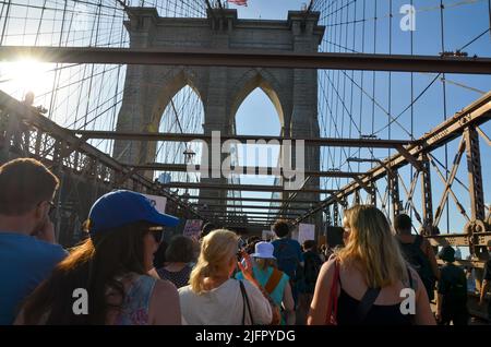 New York, New York, Stati Uniti. 4th luglio 2022. Vari gruppi di attivisti si sono riuniti a Cadman Plaza e hanno marciato sopra il ponte di Brooklyn a New York City per chiedere giustizia per aborto, ambiente, vita nera il 4 luglio 2022. (Credit Image: © Ryan Rahman/Pacific Press via ZUMA Press Wire) Foto Stock