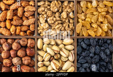 frutta secca assortita, noci e semi, vista dall'alto. cibo sano sfondo. Superprodotti diversi. Snack vegetariano di diverse noci. Noci miste biologiche Foto Stock