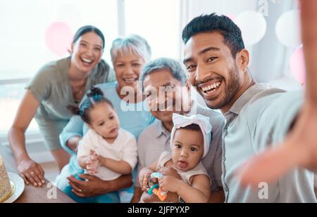 Dire formaggio, fam. Scatto di una famiglia che prende un selfie mentre pranzano a casa. Foto Stock