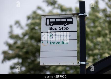 Segnale della fermata dell'autobus pubblico su un posto in Harrogate, Yorkshire dicendo traveline North Yorkshire Country council Foto Stock