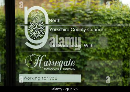 La fermata dell'autobus pubblico dice North Yorkshire Country council in collaborazione con Harrogate borough council Foto Stock