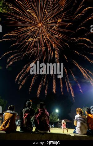 Los Angeles, California, Stati Uniti. 4th luglio 2022. Gli spettatori si riuniscono nei pressi del Rosemead Park per guardare i fuochi d'artificio durante la mostra fuochi d'artificio del 4 luglio a Rosemead, California lunedì 4 luglio 2022. (Credit Image: © Ringo Chiu/ZUMA Press Wire) Foto Stock