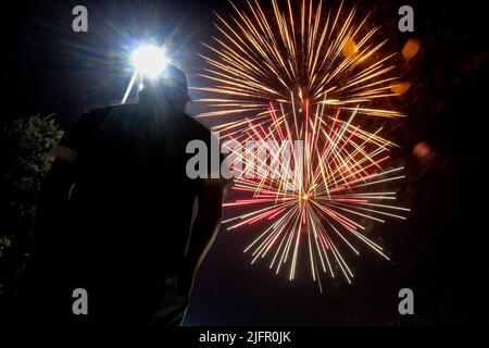 Los Angeles, California, Stati Uniti. 4th luglio 2022. Gli spettatori si riuniscono nei pressi del Rosemead Park per guardare i fuochi d'artificio durante la mostra fuochi d'artificio del 4 luglio a Rosemead, California lunedì 4 luglio 2022. (Credit Image: © Ringo Chiu/ZUMA Press Wire) Foto Stock