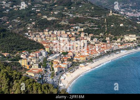 Veduta aerea di Noli, pittoresca cittadina ligure vicino Savona Foto Stock